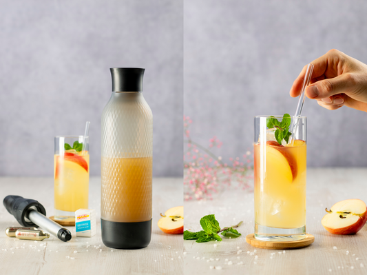 Erfrischungsgetränk mit Multivitamin-Tablette, Apfel und Minze – zubereitet mit dem iSi Twist’n Sparkle Virtuoso in Schwarz für funktionelle Sprudeldrinks.