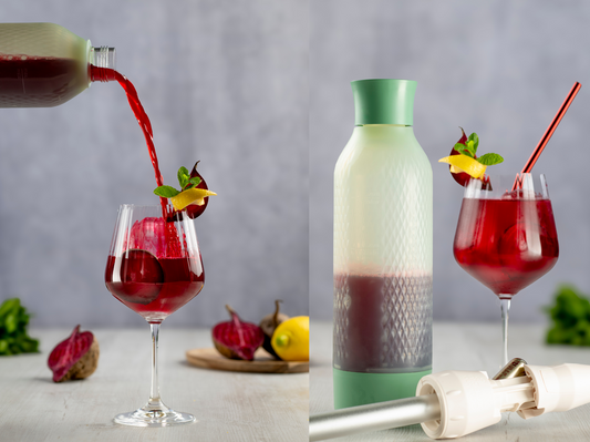 Beetroot Spritz mit Zitrone, Minze und Eis im Weinglas – zubereitet mit dem iSi Twist’n Sparkle Virtuoso in Mintgrün, servierfertig angerichtet.